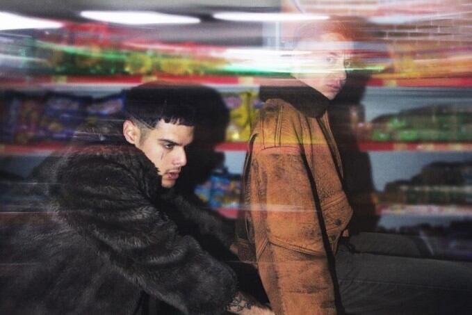 El dúo dinámico pasea entre góndolas en su nuevo clip, y también hay videos de El Plan de la Mariposa, Nonpalidece y Mermelada de Morcilla