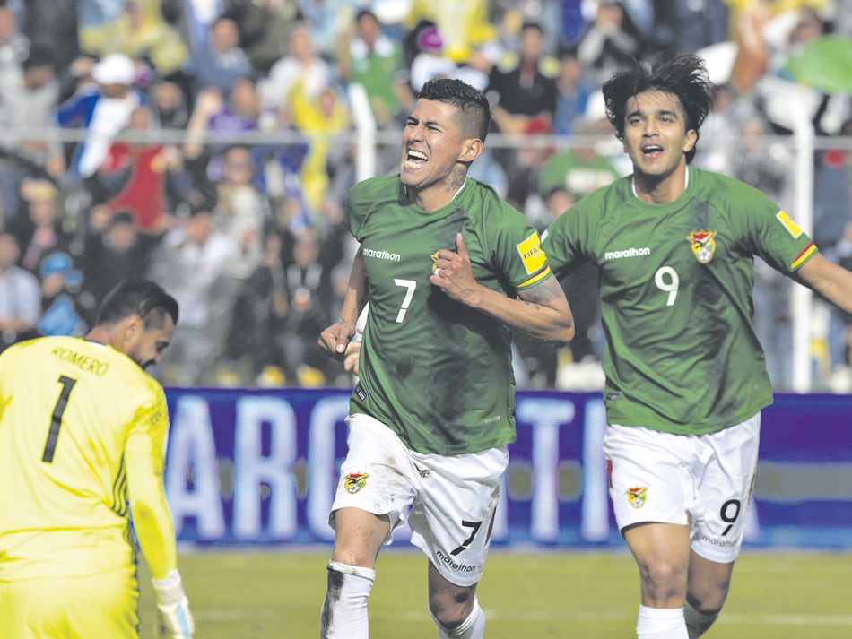Moreno Martins y Arce festejan el primer tanto de Bolivia, mientras Romero sufre de rodillas la caída de su arco.