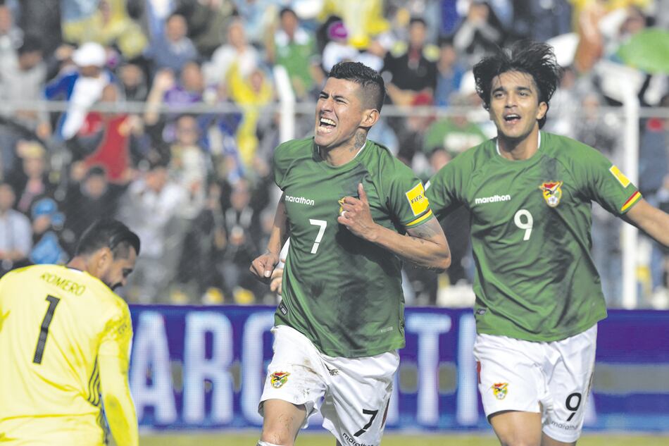 Moreno Martins y Arce festejan el primer tanto de Bolivia, mientras Romero sufre de rodillas la caída de su arco.