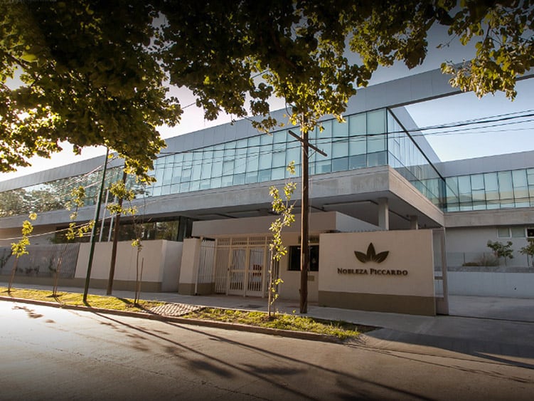 British American Tobacco, dueña de Nobleza Piccardo, advirtió que es más barato producir en Chile y Brasil.