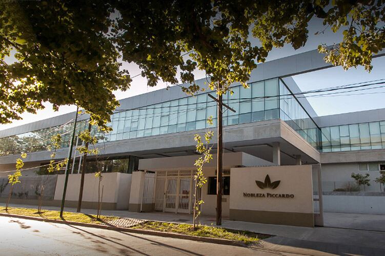 British American Tobacco, dueña de Nobleza Piccardo, advirtió que es más barato producir en Chile y Brasil.