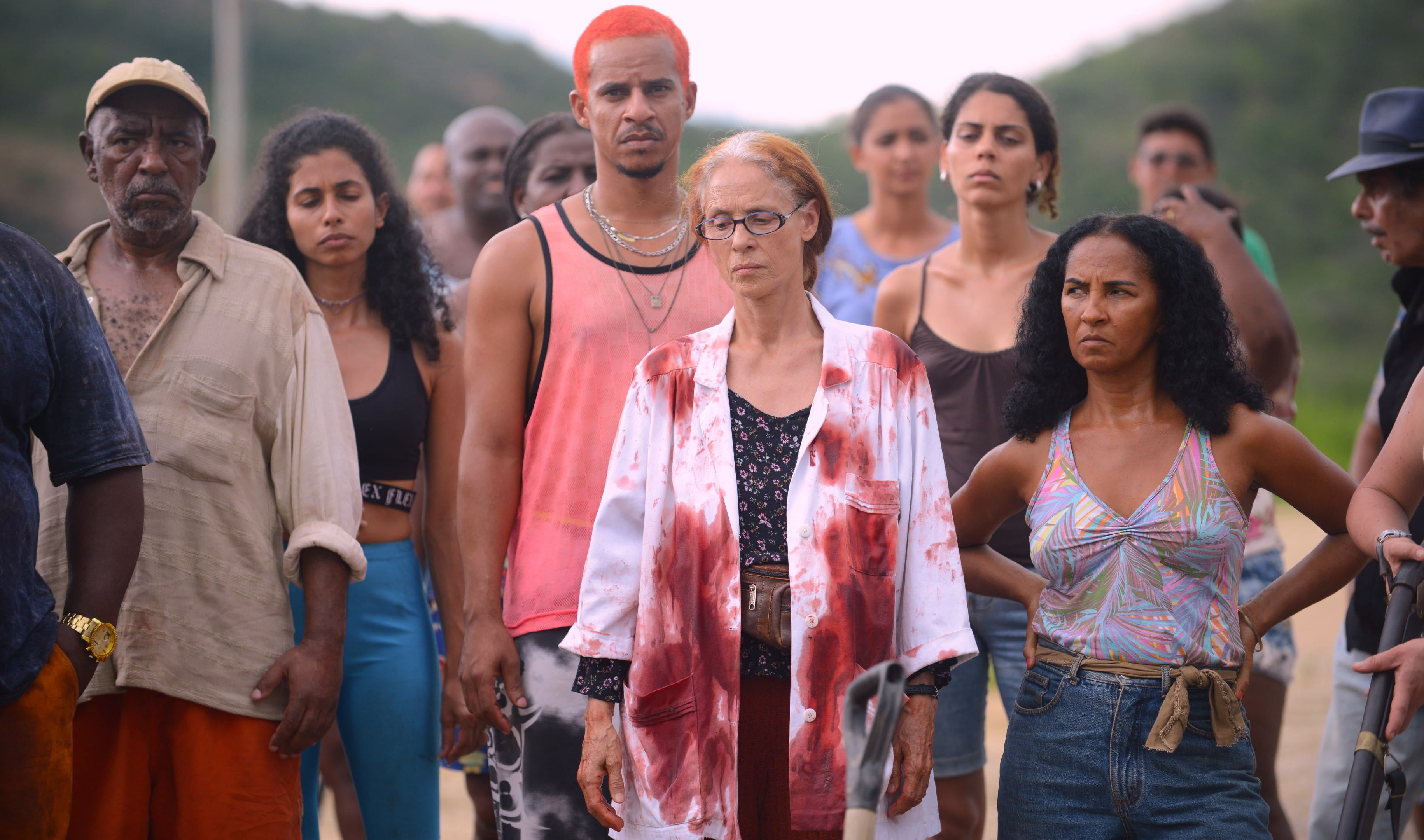 Sonia Braga bañada en sangre y al frente de la lucha de Bacurau, de Kleber Mendonça Filho.