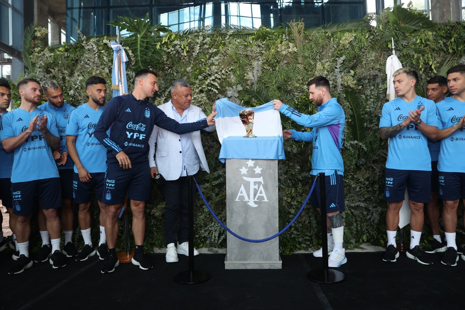 Messi agradeció el homenaje, rodeado de sus actuales compañeros de Selección.