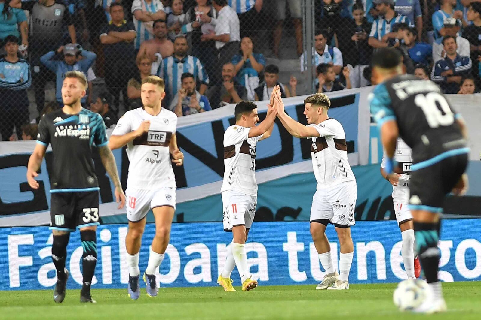 Celebra el Calamar, lo padecen hinchas y jugadores de la Academia