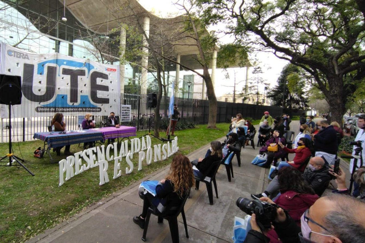  En una nueva clase pública frente a la sede del Gobierno porteño, UTE insistió en exigir que se respete el distanciamiento social y la compra de medidores de dióxido de carbono para controlar la ventilación de las aulas.