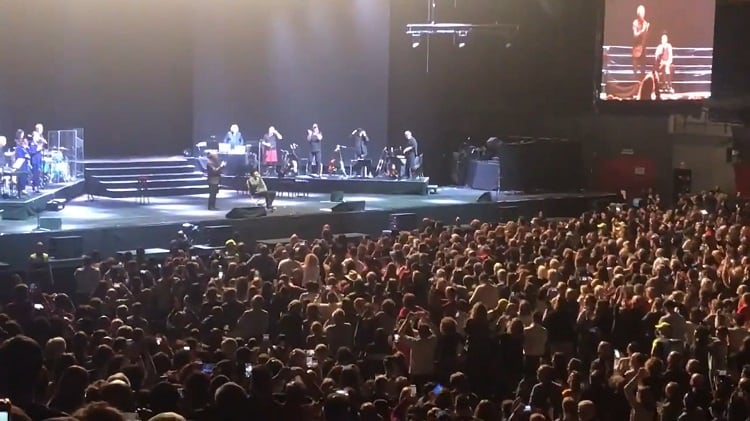 Sabina habla en silla de ruedas, luego del accidente: el show no pudo continuar. 