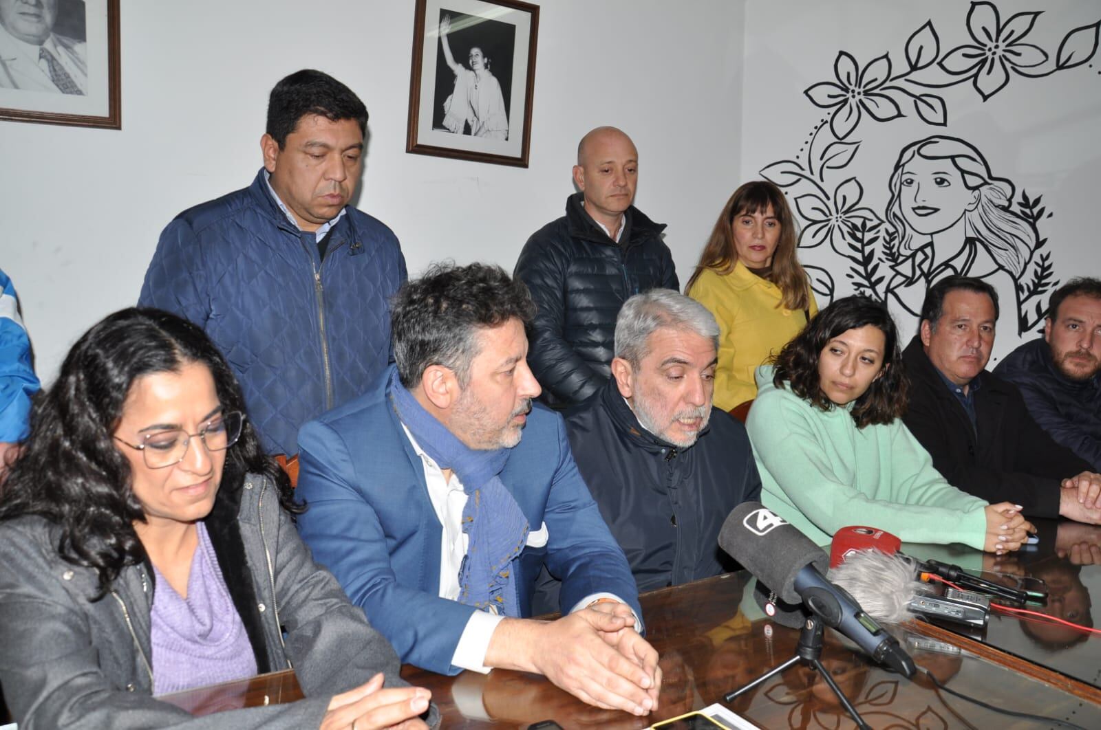 Los interventores en la sede del PJ jujeño. 