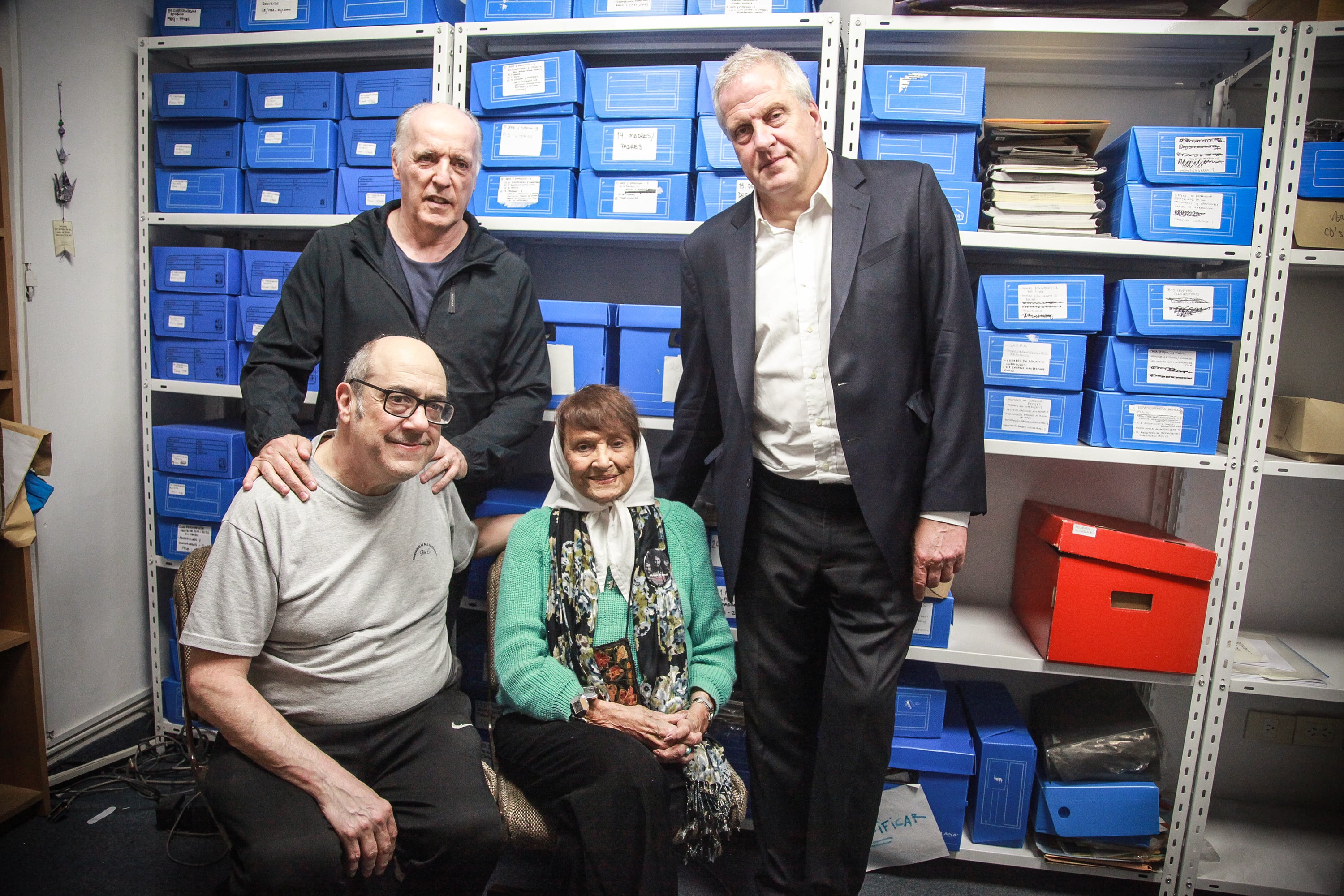 Taty Almeida con el ministro de Educación, Jaime Perczyk, el titular de la Obra Social de la Ciudad de Buenos Aires, Alejandro Amor y el director del documetal, Claudio De Sautu.
