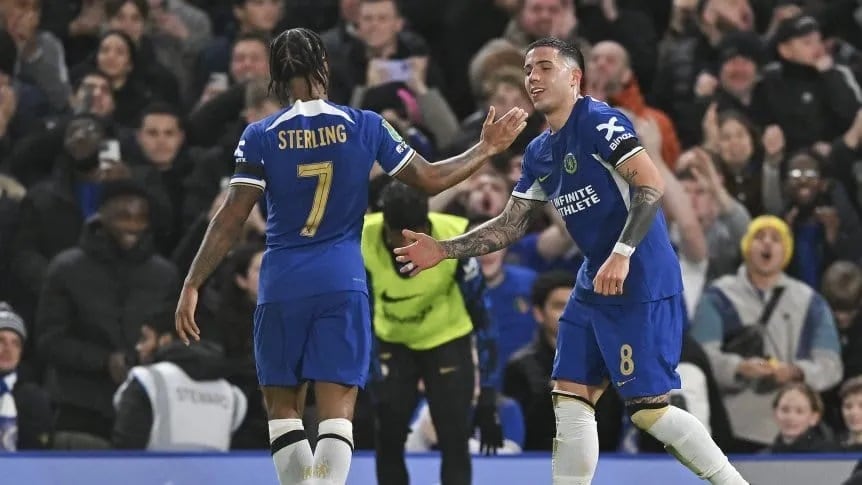 Fernández celebra con Sterling su gol para Chelsea