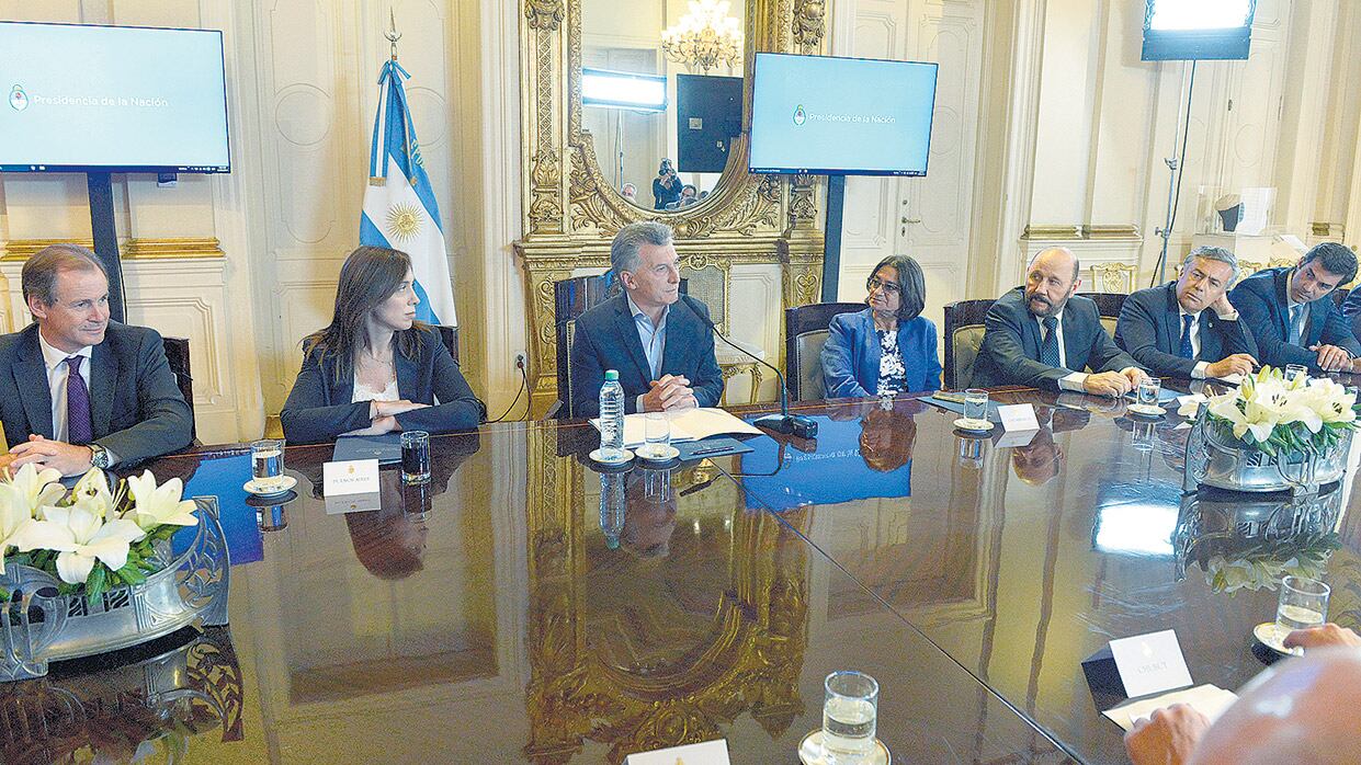 El presidente Mauricio Macri recibió a los gobernadores en torno a una mesa y rodeado por las cámaras oficiales.