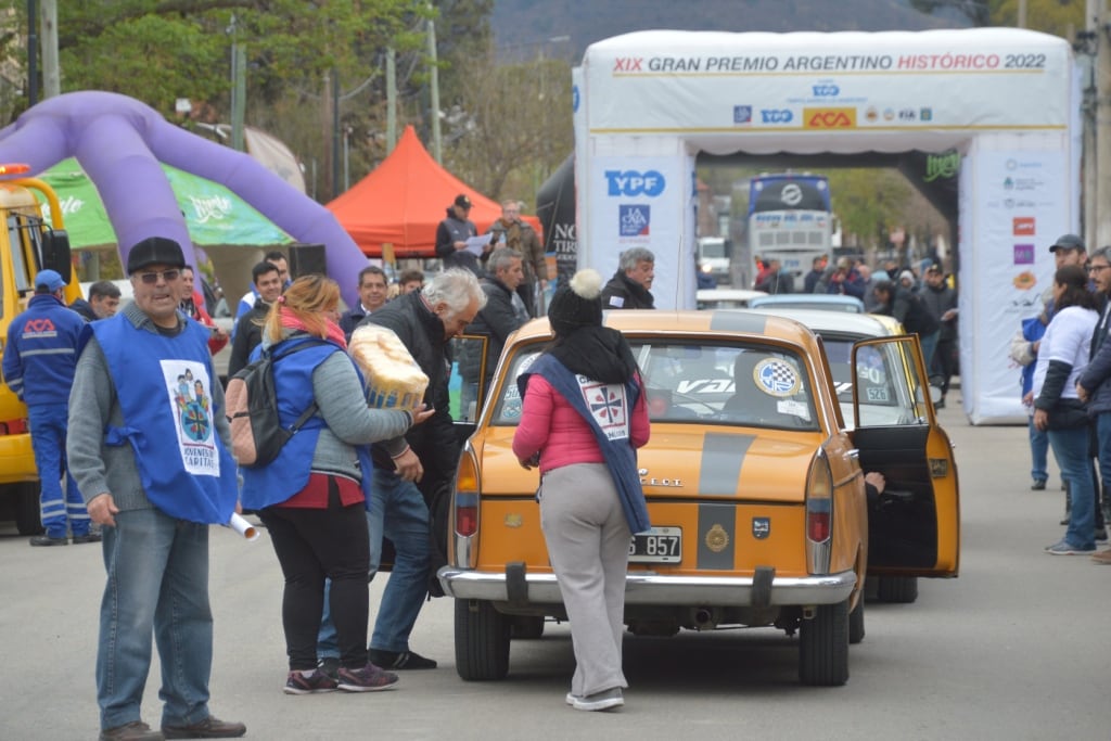 Los participantes entregaron alimentos a Cáritas.