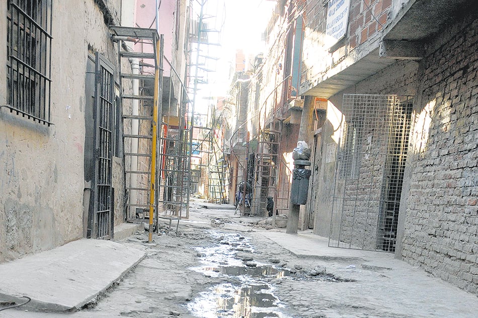 En una manzana, la falta de agua afecta a más de 100 familias.