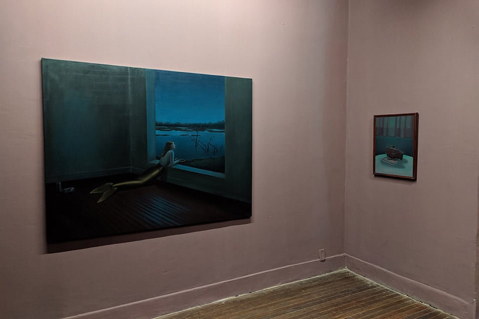 Vista de sala con dos pinturas al óleo recientes.