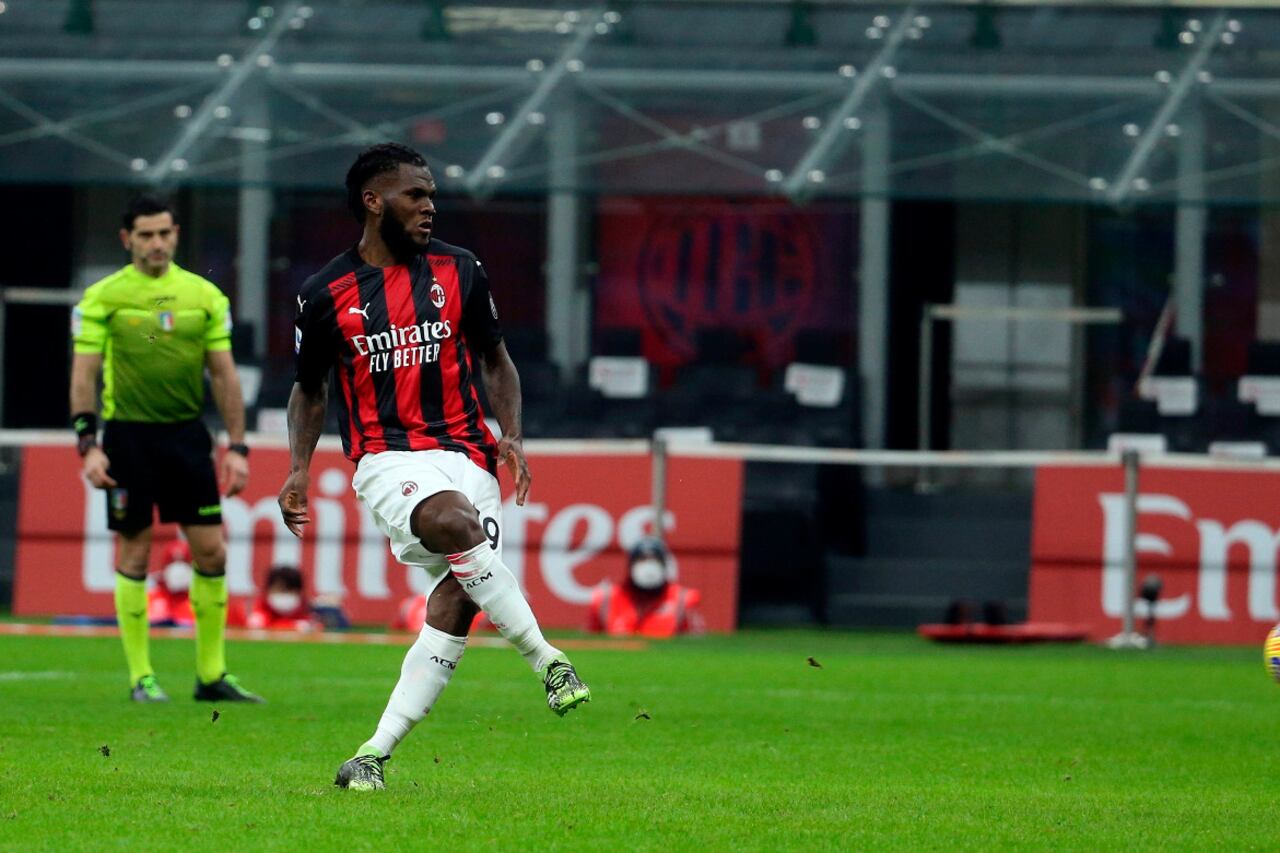 Franck Kessié anota el 2-0 de penal para el Milan.