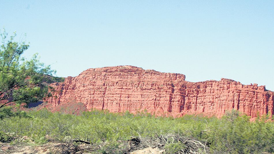 Paisajes rojizos de las cercanías de Chilecito, entre las sierras de Velasco y Famatina.