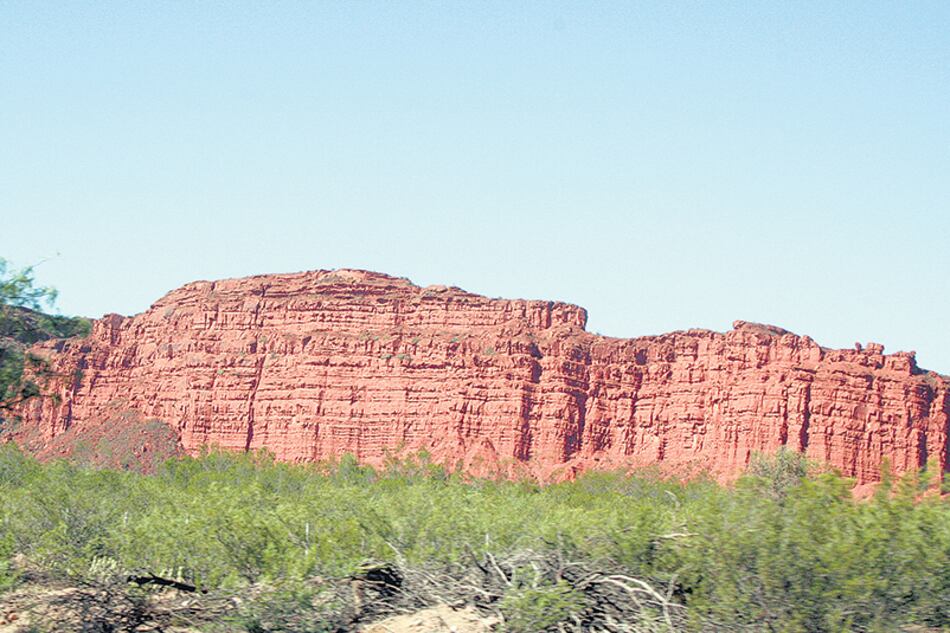 Paisajes rojizos de las cercanías de Chilecito, entre las sierras de Velasco y Famatina.