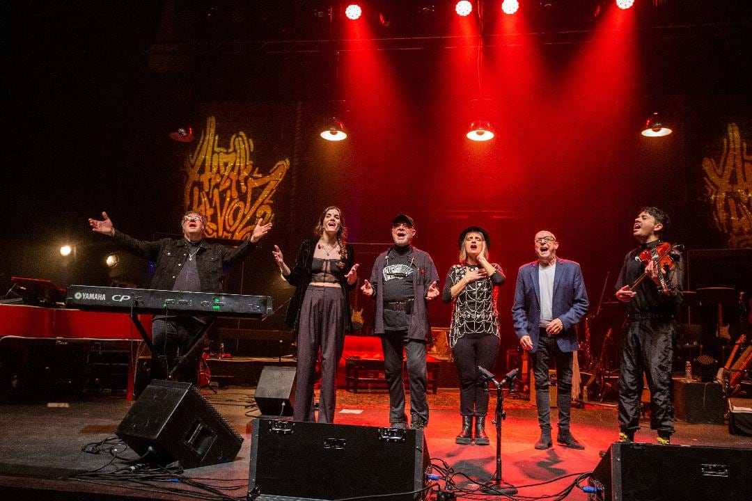 El final reunió a los artistas para una versión de "Alza la voz", de Pajarito Zaguri. 