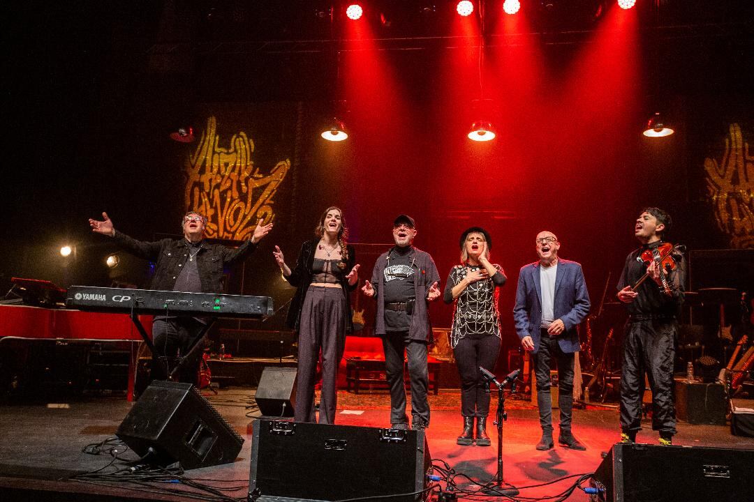 El final reunió a los artistas para una versión de "Alza la voz", de Pajarito Zaguri. 