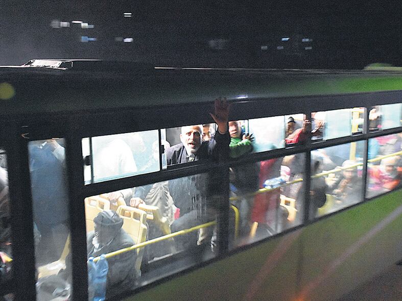 Un micro con manchas de sangre después del atentado suicida transporta evacuados de Idlib.