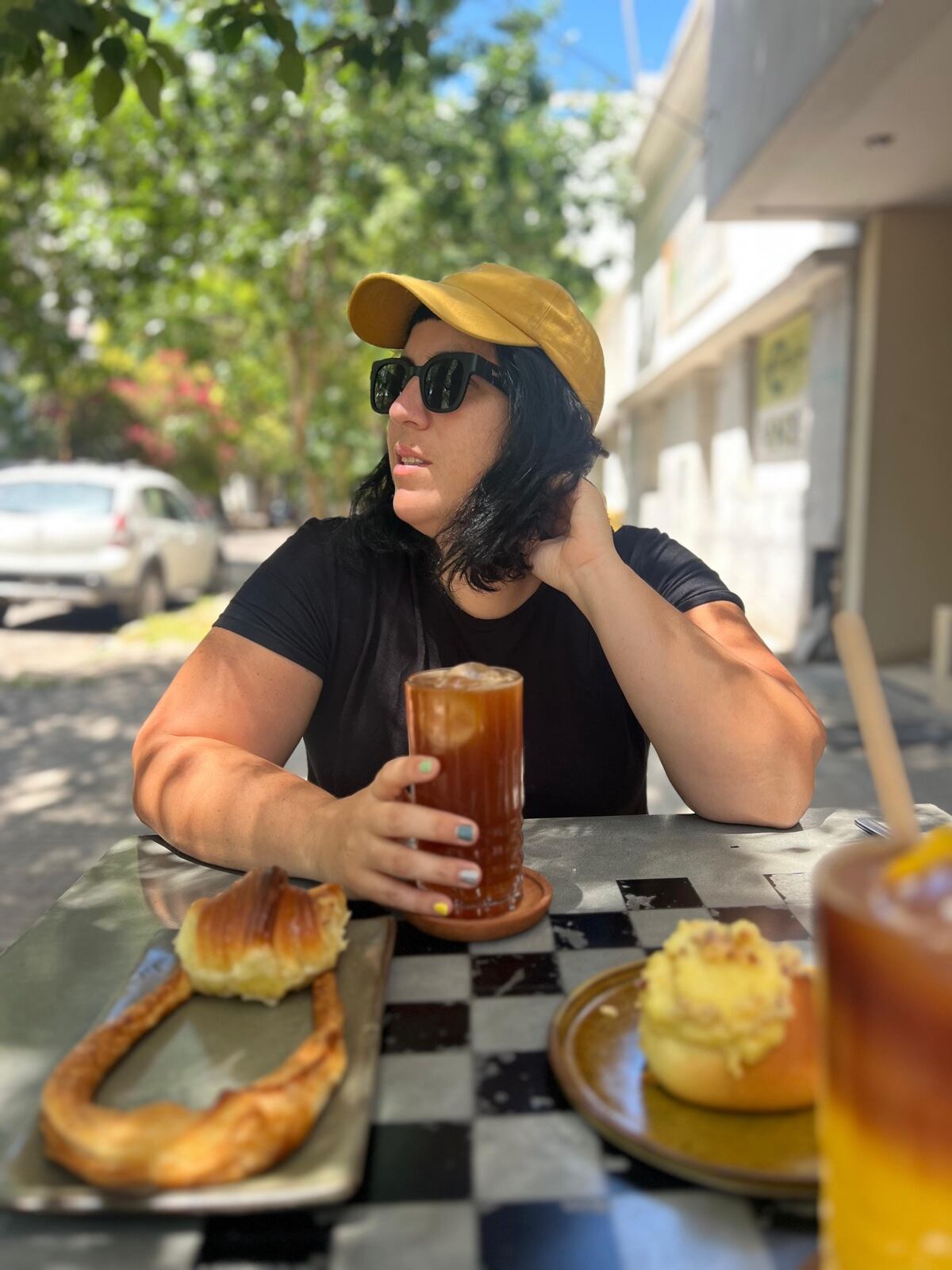 Luciana Aon, Luti travel guide en Instagram y X.