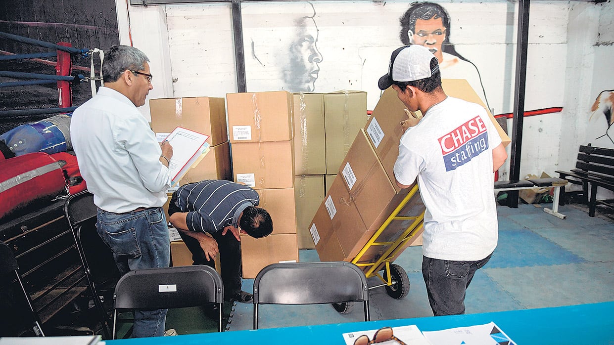 Preparativos para las elecciones en el centro de votación del Estadio Nacional de Santiago.