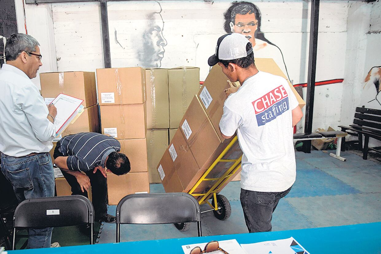 Preparativos para las elecciones en el centro de votación del Estadio Nacional de Santiago.