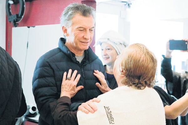 El presidente Mauricio Macri de visita en una peluquería porteña.