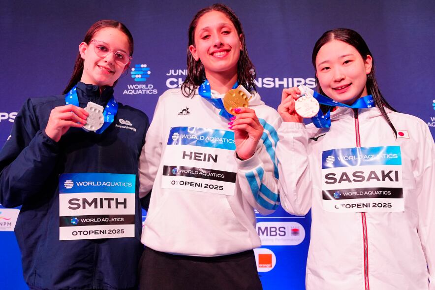 La nadadora argentina luce sonriente su medalla de oro