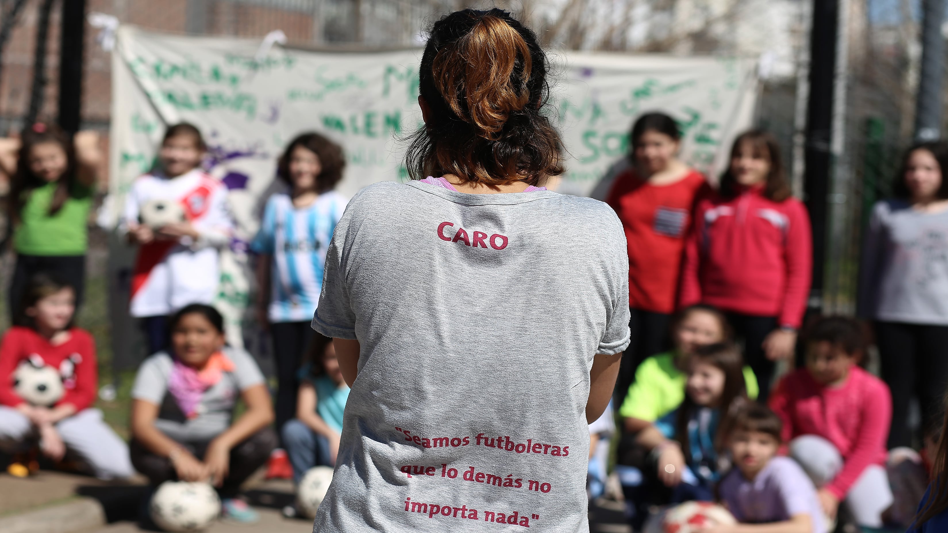 Las chicas escuchan las indicaciones de la profesora.
