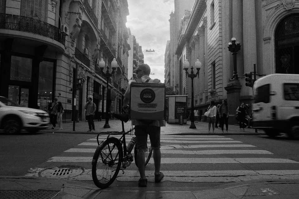 Valijero se sitúa en una ciudad blanca y negra, sin colores.