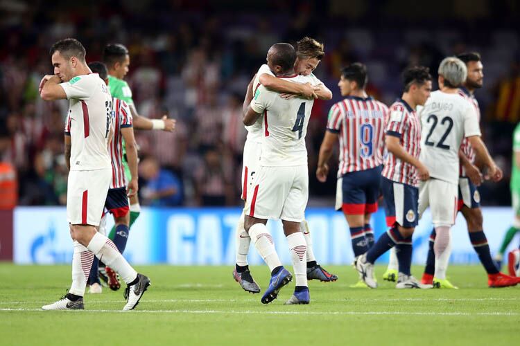 Los jugadores japoneses celebran su victoria ante las Chivas.
