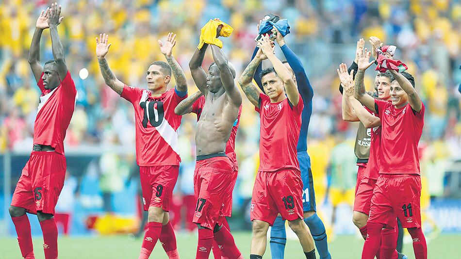 Manos arriba de los peruanos, despidiéndose de sus hinchas en Sochi tras la victoria.