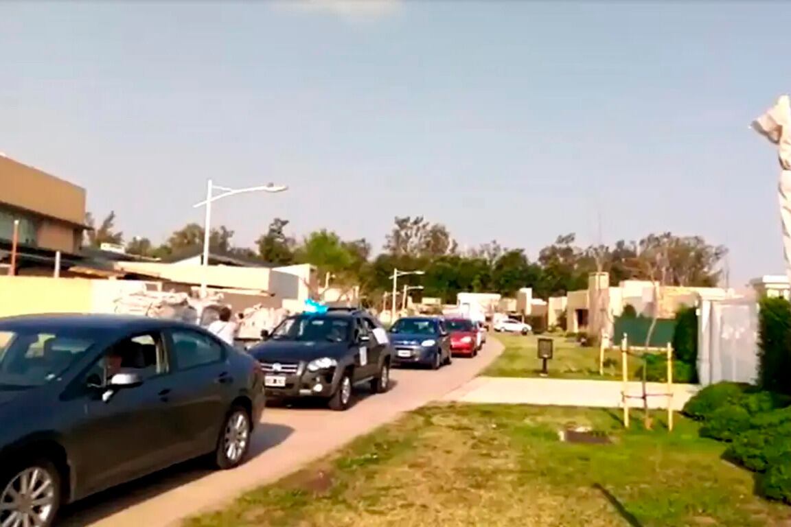 En vísperas del fallo del martes sobre la causa por la anulación de los traslados de los jueces Pablo Bertuzzi, Leopoldo Bruglia y Germán Castelli, manifestantes antigobierno realizaron una protesta frente a la casa de Ricardo Lorenzetti.