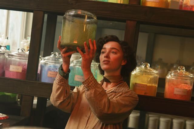 Phoebe Deynemor encarna a Clarice Cliff, una joven emprendedora que se convirtió en una exitosa diseñadora y ceramista en la Inglaterra de 1920.