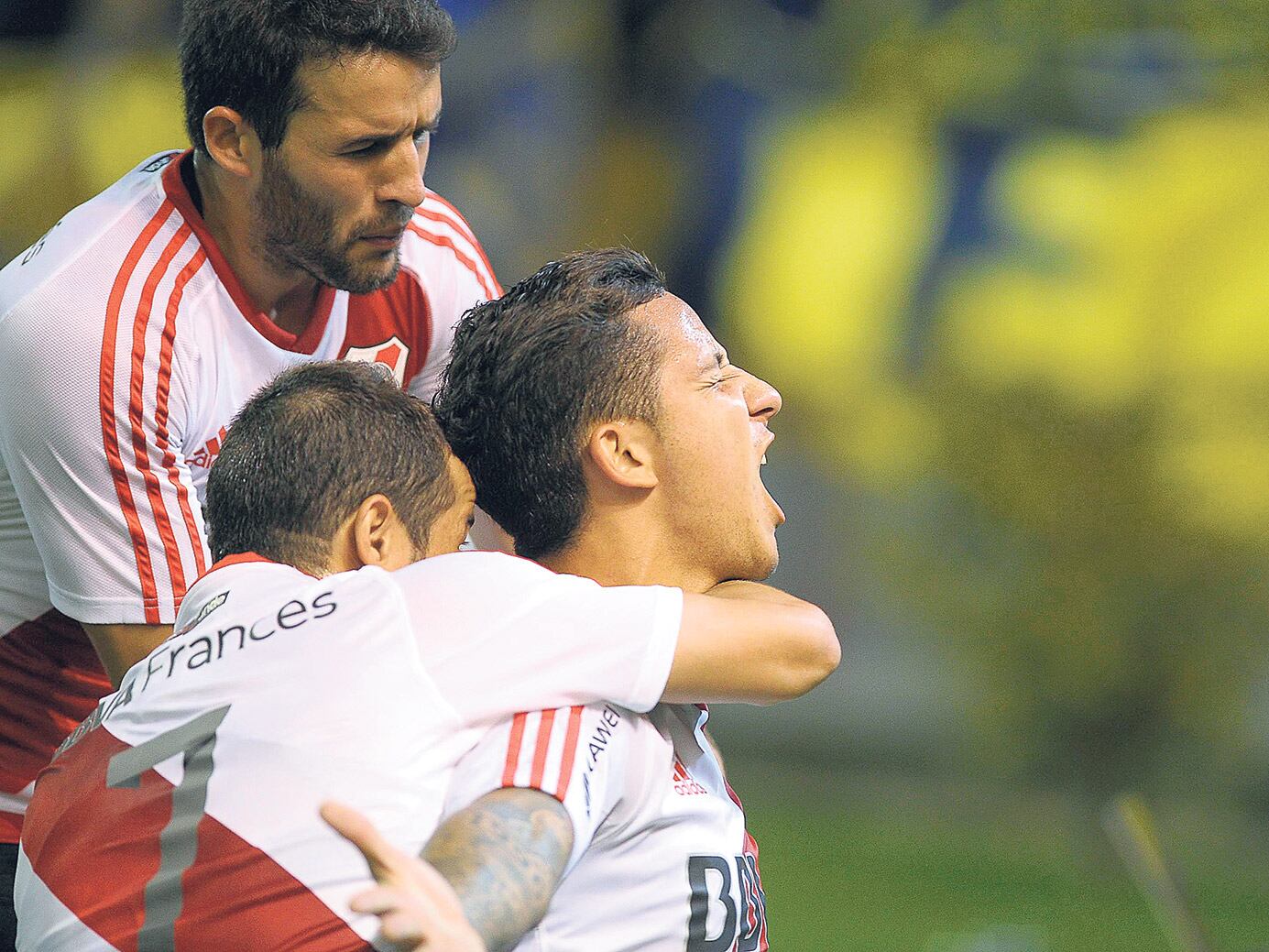 Driussi –luego expulsado por empujar a Centurión en un tumulto–, Mayada y Mora festejan el 1-0.