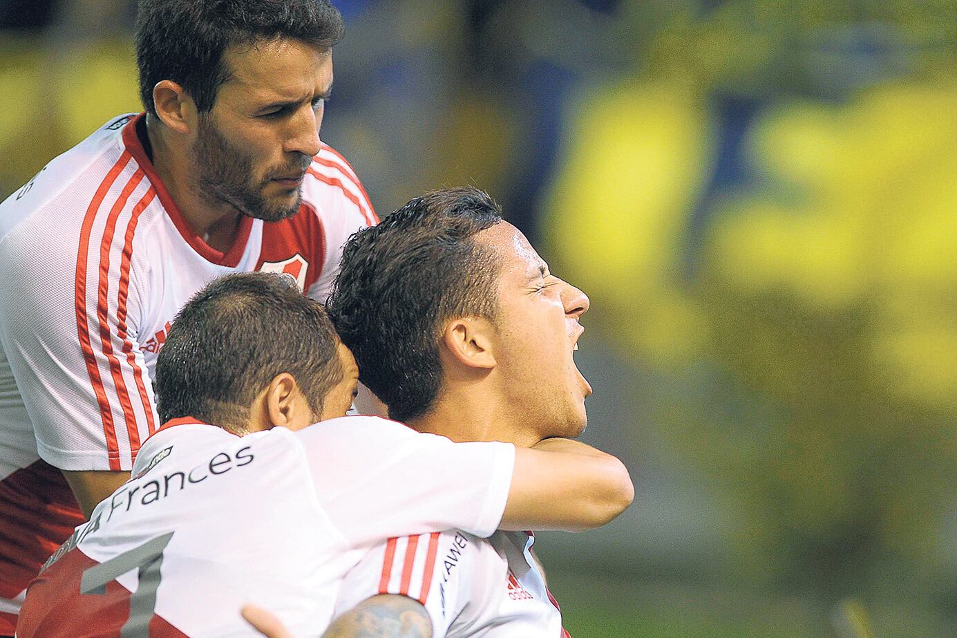 Driussi –luego expulsado por empujar a Centurión en un tumulto–, Mayada y Mora festejan el 1-0.