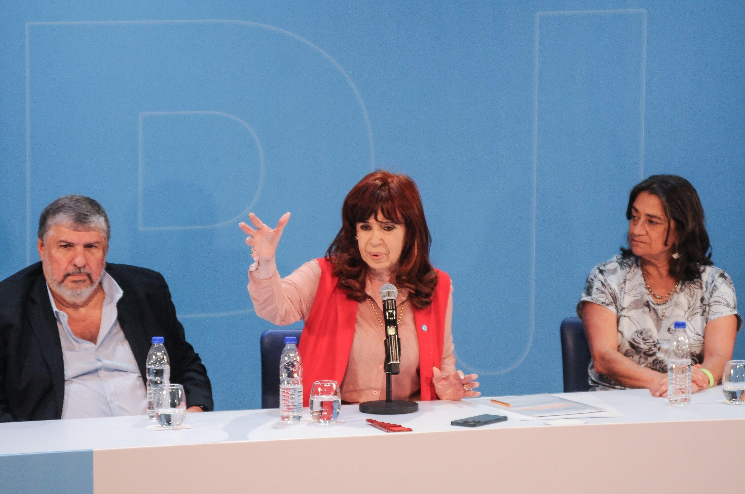 Cristina Fernández de Kirchner acompañada de los senadores José Mayans y Lucía Corpacci.