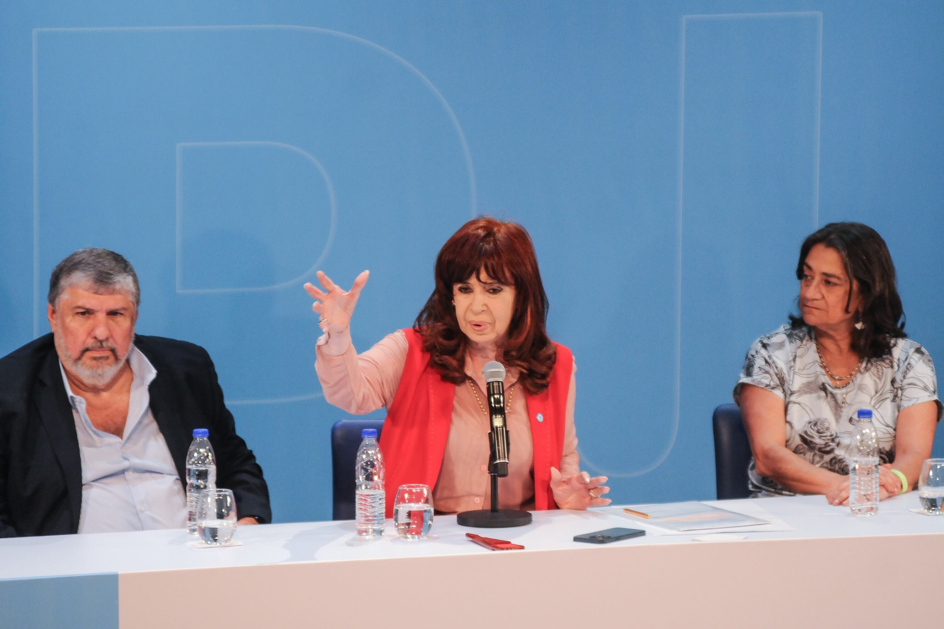 Cristina Fernández de Kirchner acompañada de los senadores José Mayans y Lucía Corpacci.