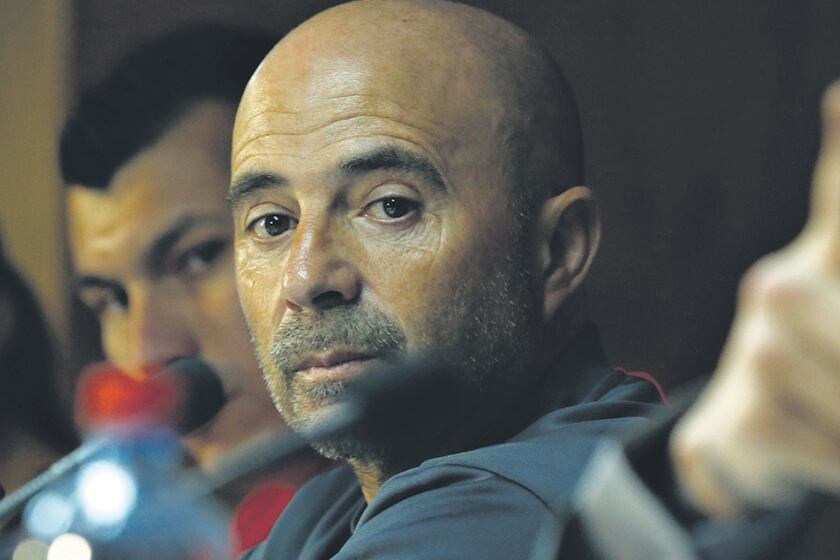 “Sé que hay un interés, sé que soy la persona elegida, pero tendrán que esperar”, dijo Sampaoli.