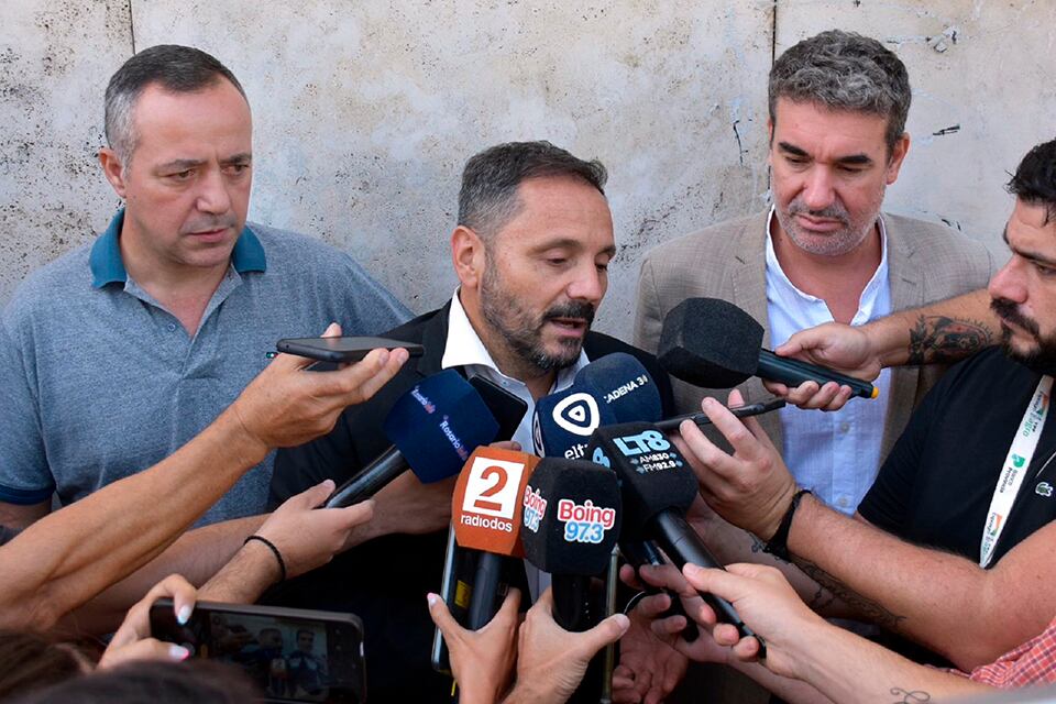 El fiscal Spelta y el fiscal regional Merlo tras participar de la audiencia ante la jueza de menores.