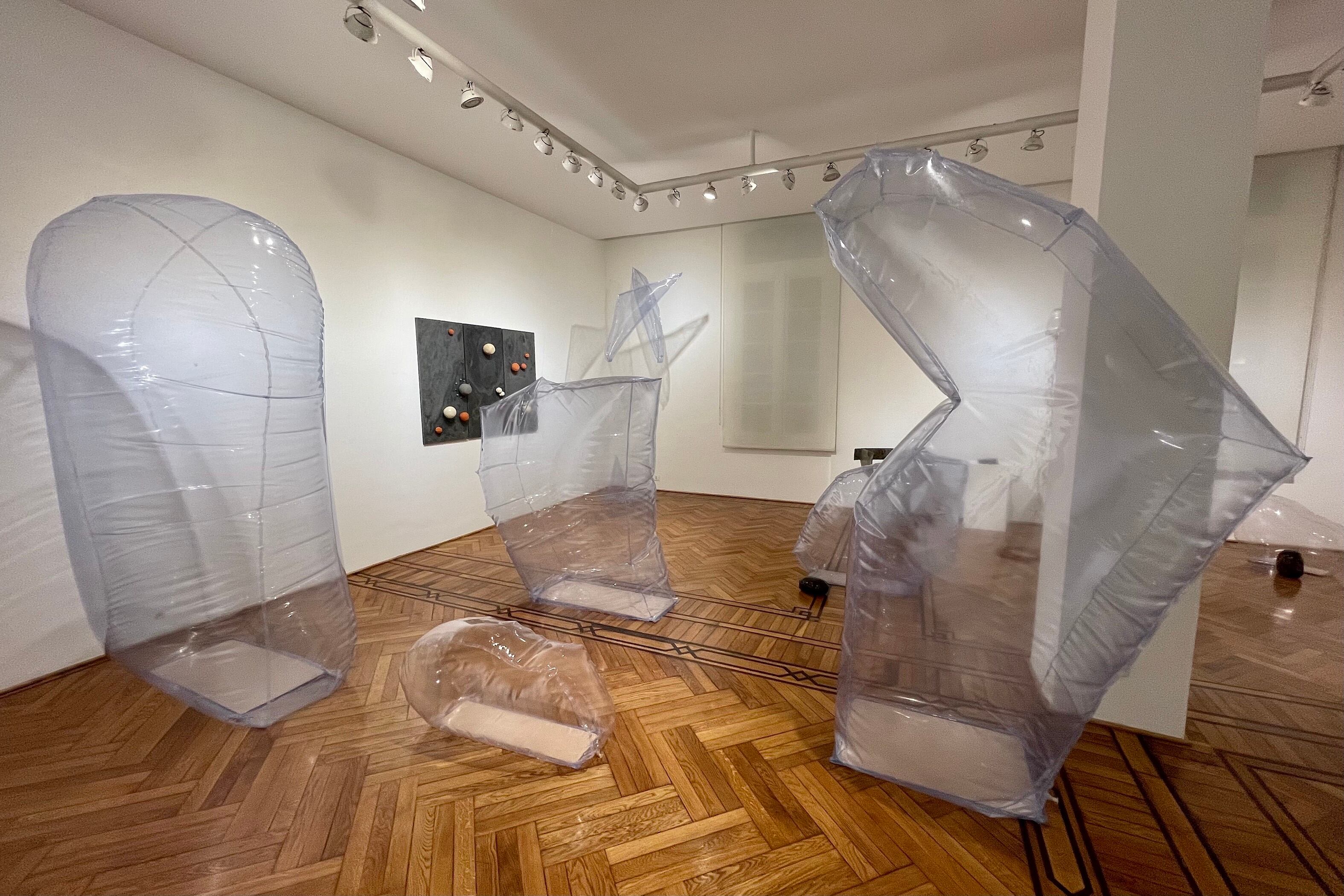 Las piedras evocadas como esculturas inflables de Marcela Cabutti. Abajo: Piedras de Balcarce dispuestas y ordenadas.