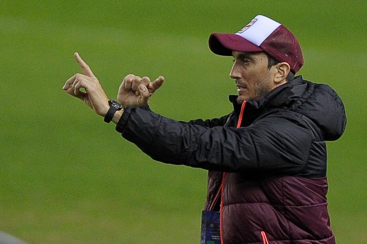 Zubeldía, entrenador del puntero Lanús