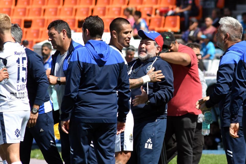 Diego y sus jugadores se concentrarán en Ezeiza.