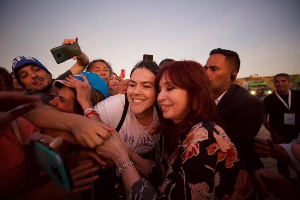 Cristina Kirchner saluda a los militantes tras su discurso en Río Negro.