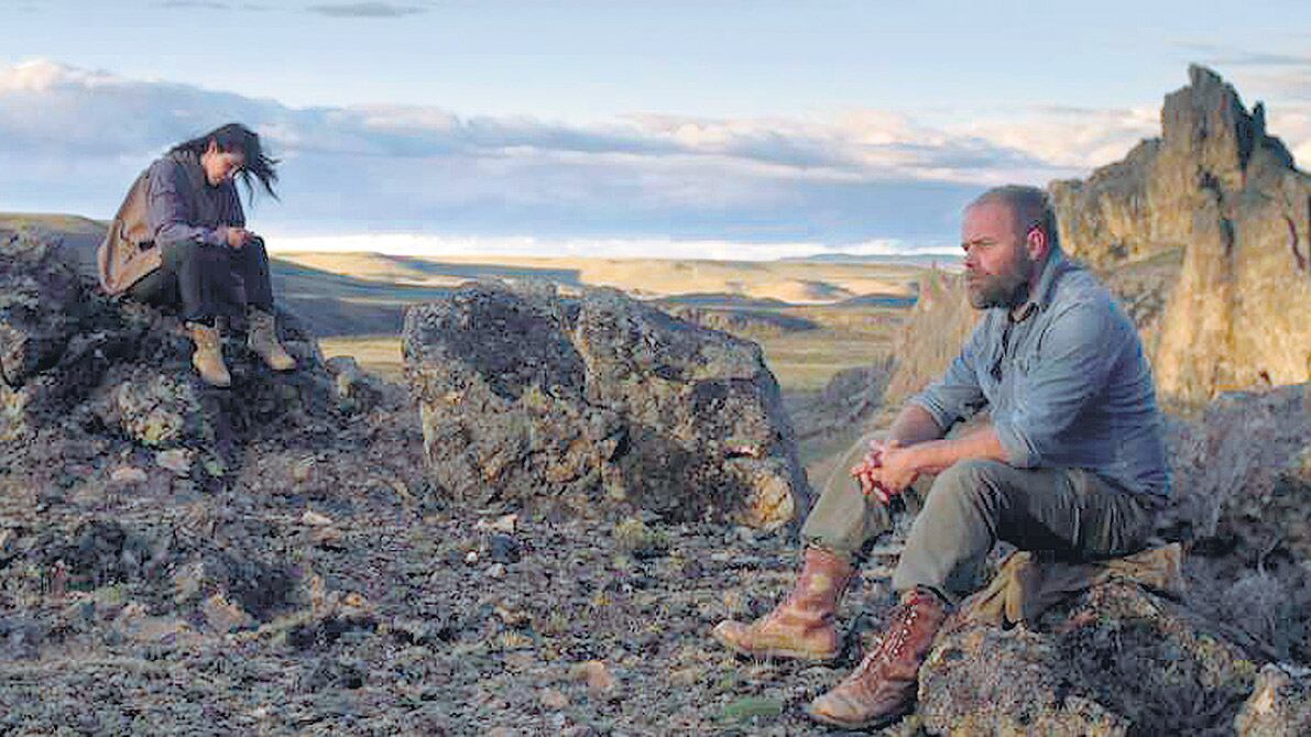 Notables Bassi y Sesán en el desierto patagónico, enfrentados a la adversidad como en un western.