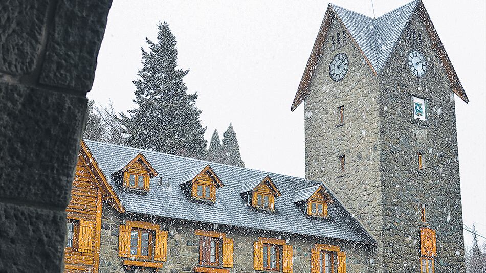 El Centro Cívico también quedó blanco con las primeras nevadas barilochenses.