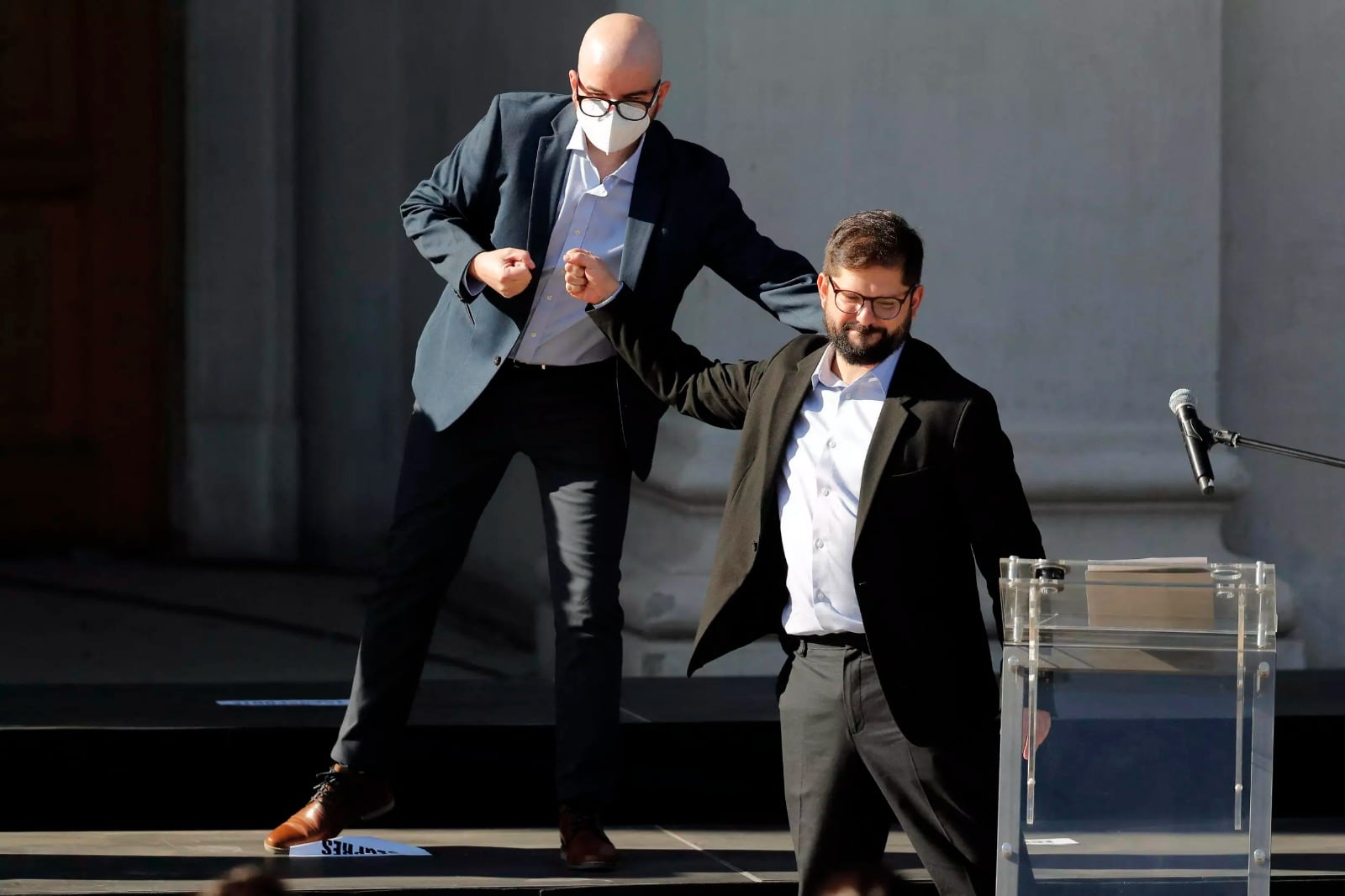 Giorgio Jackson y Gabriel Boric durante la asunción presidencial.