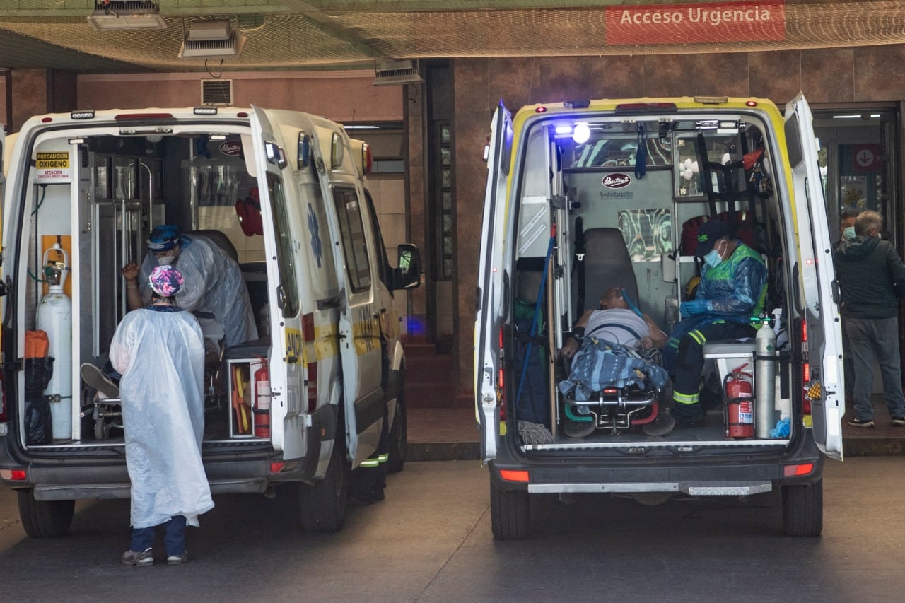 Pacientes de coronavirus dentro de ambulancias esperan camas en el hospital San José de Santiago.