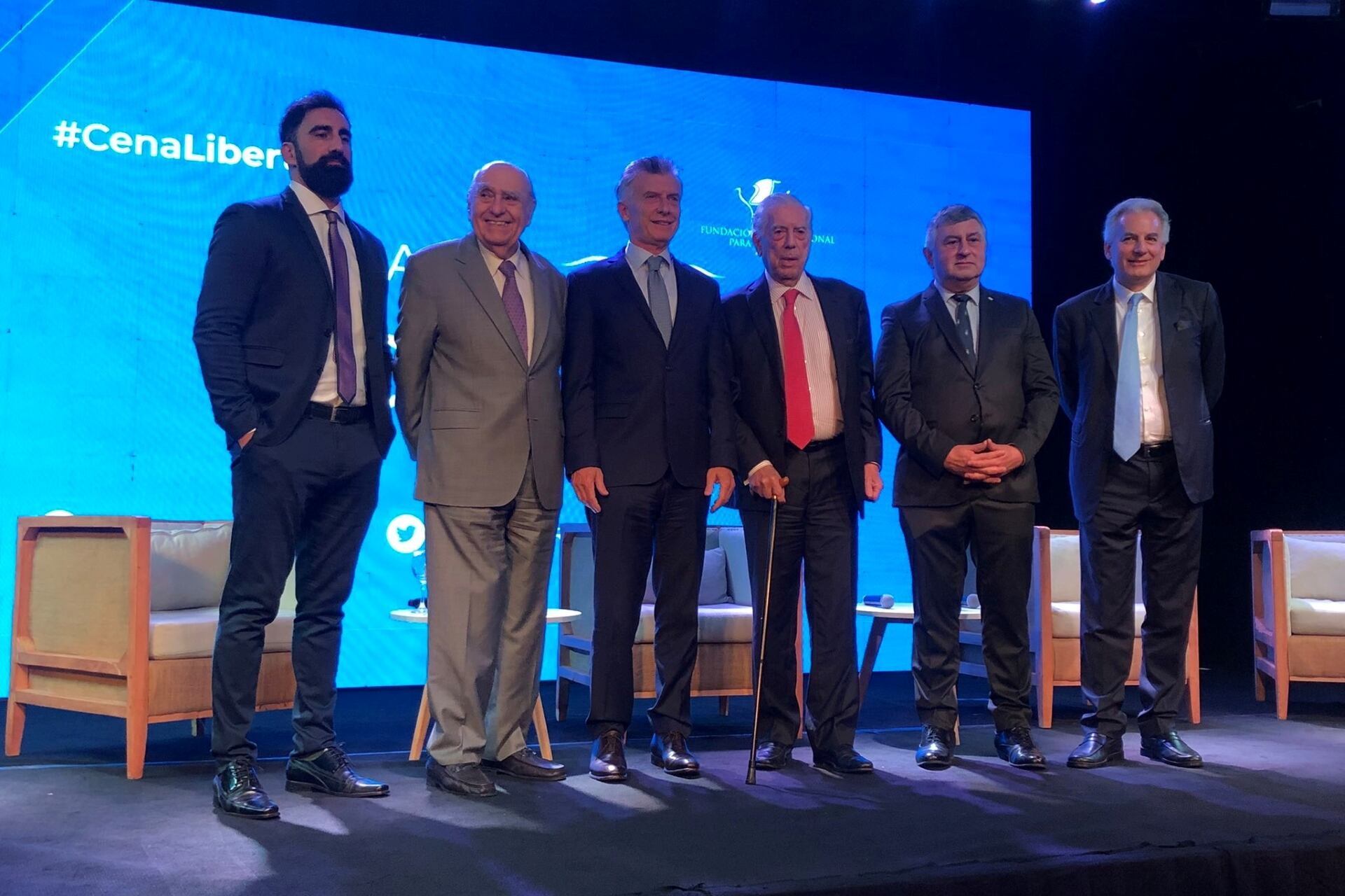 Mauricio Macri, Mario Vargas Llosa y Julio María Sanguinetti encabezaron la cena anual de la Fundación Libertad. Foto: @FundLibertadRos.  