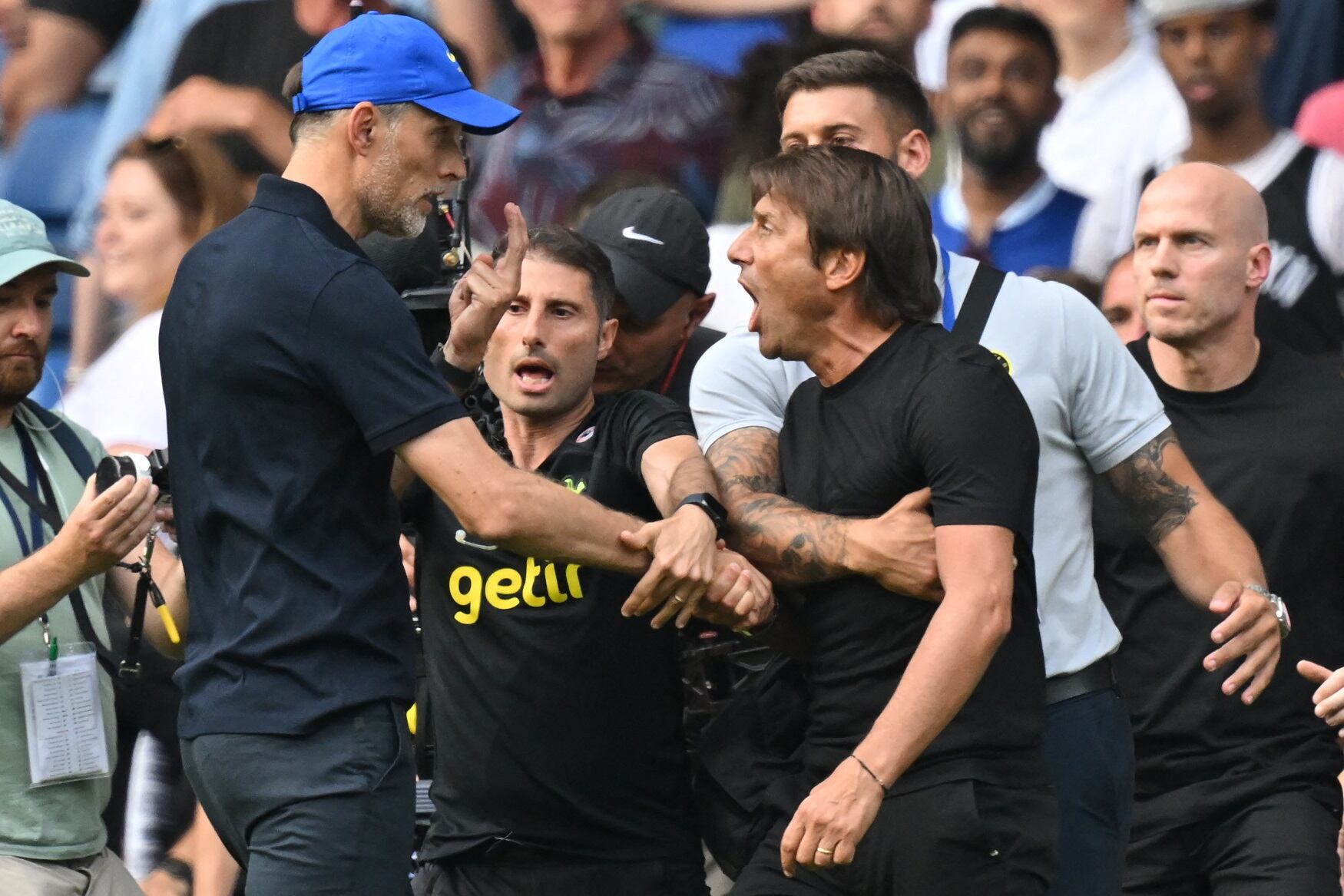Tuchel no le suelta la mano a Conte mientras parece indicarle que lo mire a los ojos